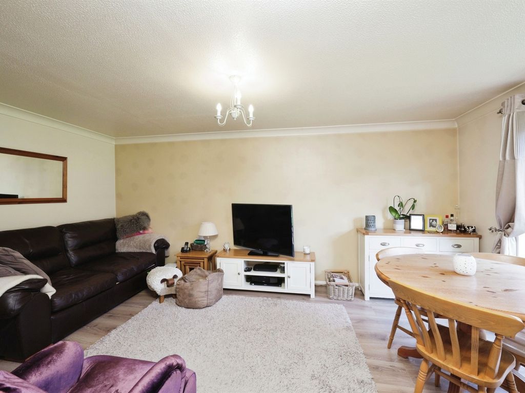 2 bed maisonette for sale in Maitland Drive, High Wycombe HP13, £270,000