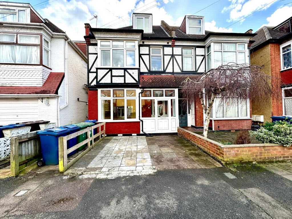 1 bed flat for sale in Welldon Crescent, Harrow HA1, £275,000