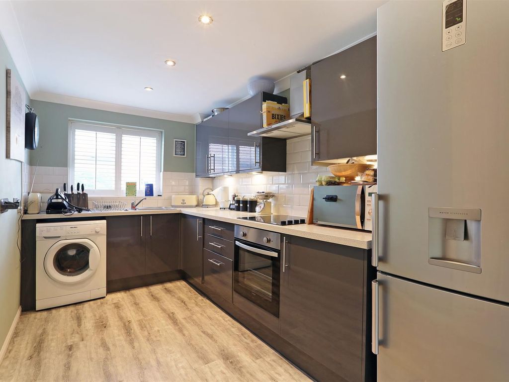 1 bed flat for sale in Cadet Drive, London SE1, £315,000