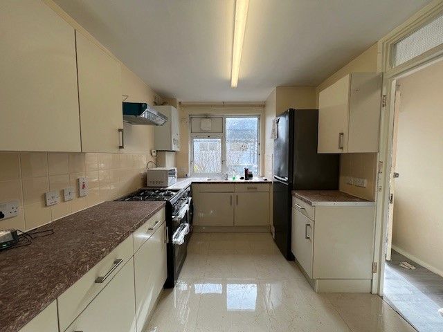 2 bed terraced house to rent in Bradbury Close, Southall UB2, £2,350 pcm