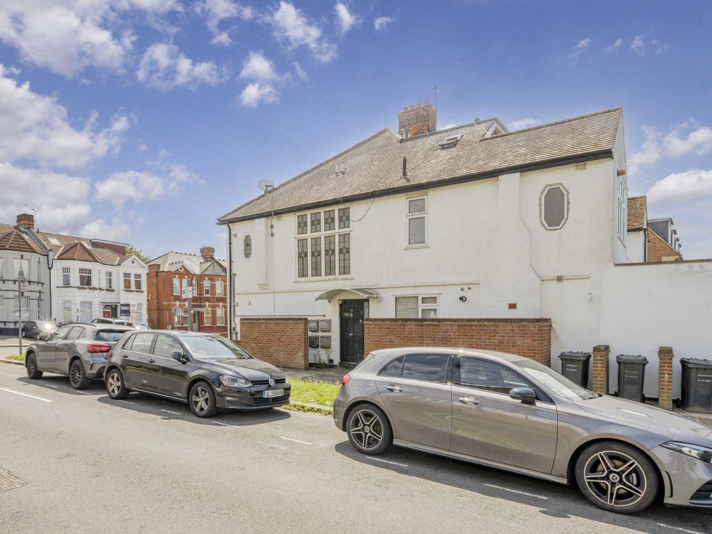2 bed flat for sale in Vaughan Avenue, London NW4, £495,000