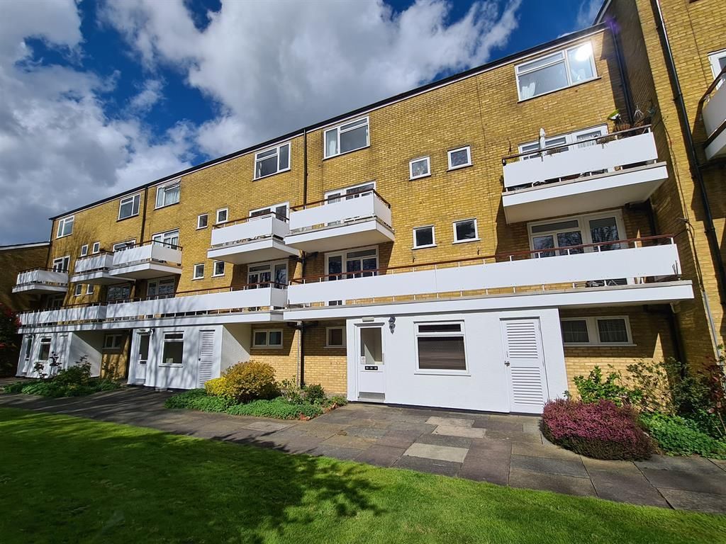 2 bed flat to rent in Well House, Woodmansterne Lane, Banstead SM7, £1,500 pcm