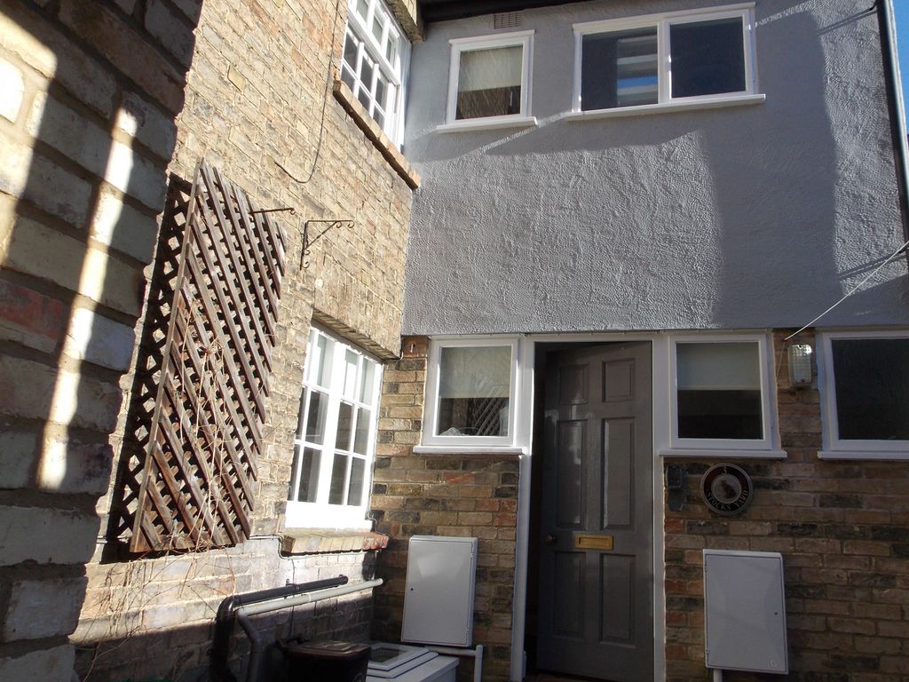 1 bed terraced house to rent in Stocks Yard, High Street, Saffron Walden, Essex CB10, £950 pcm