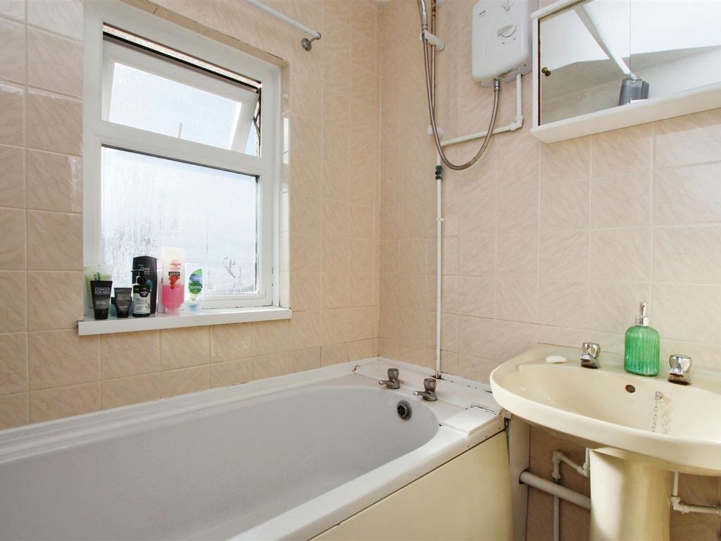 3 bed maisonette to rent in Queens Road, Keynsham, Bristol BS31, £1,000 pcm