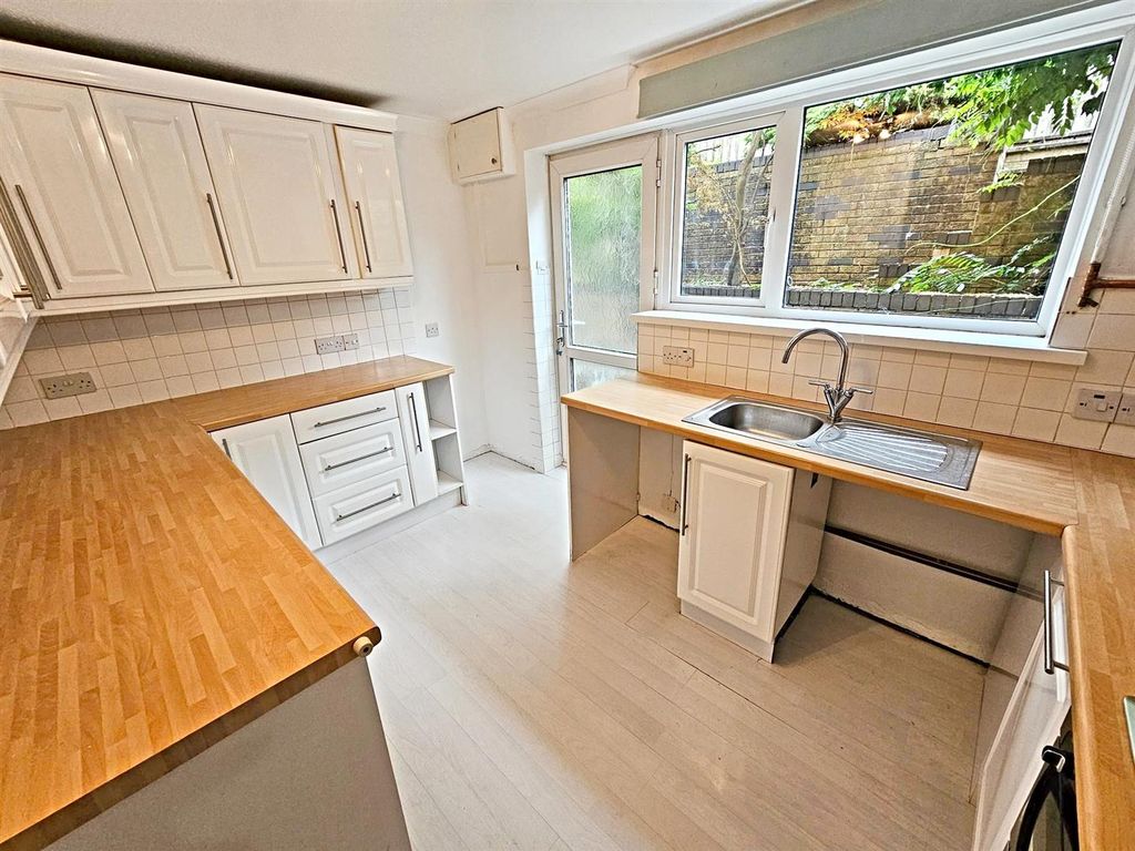 2 bed end terrace house to rent in Hillside View, Graigwen, Pontypridd CF37, £850 pcm