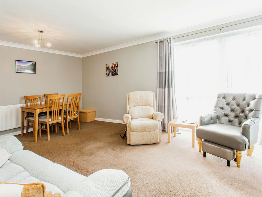 2 bed flat for sale in Thorpe Hall Avenue, Thorpe Bay, Essex SS1, £225,000