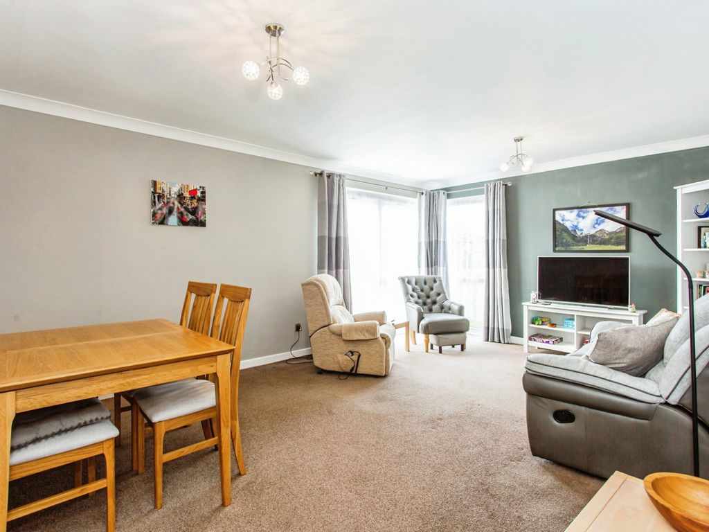 2 bed flat for sale in Thorpe Hall Avenue, Thorpe Bay, Essex SS1, £225,000