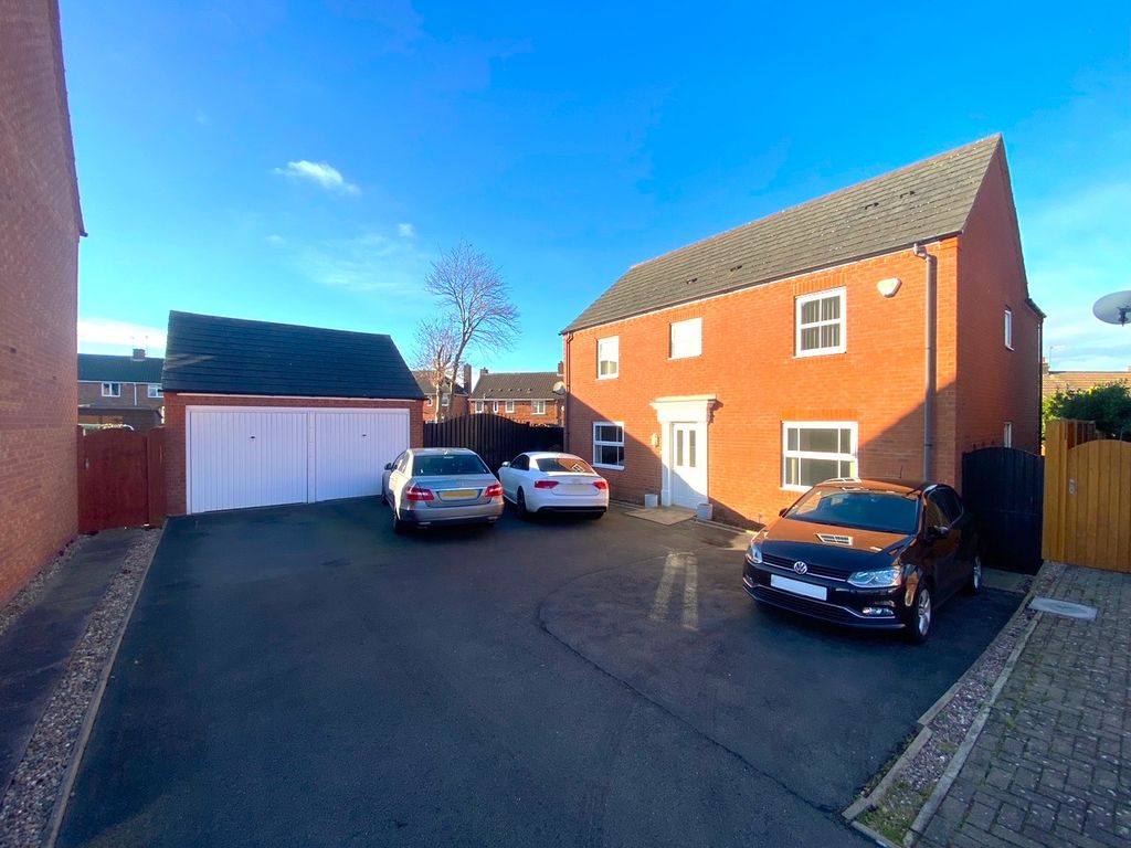4 bed detached house to rent in Crabtree Close, Lanesfield, Wolverhampton WV4, £1,400 pcm