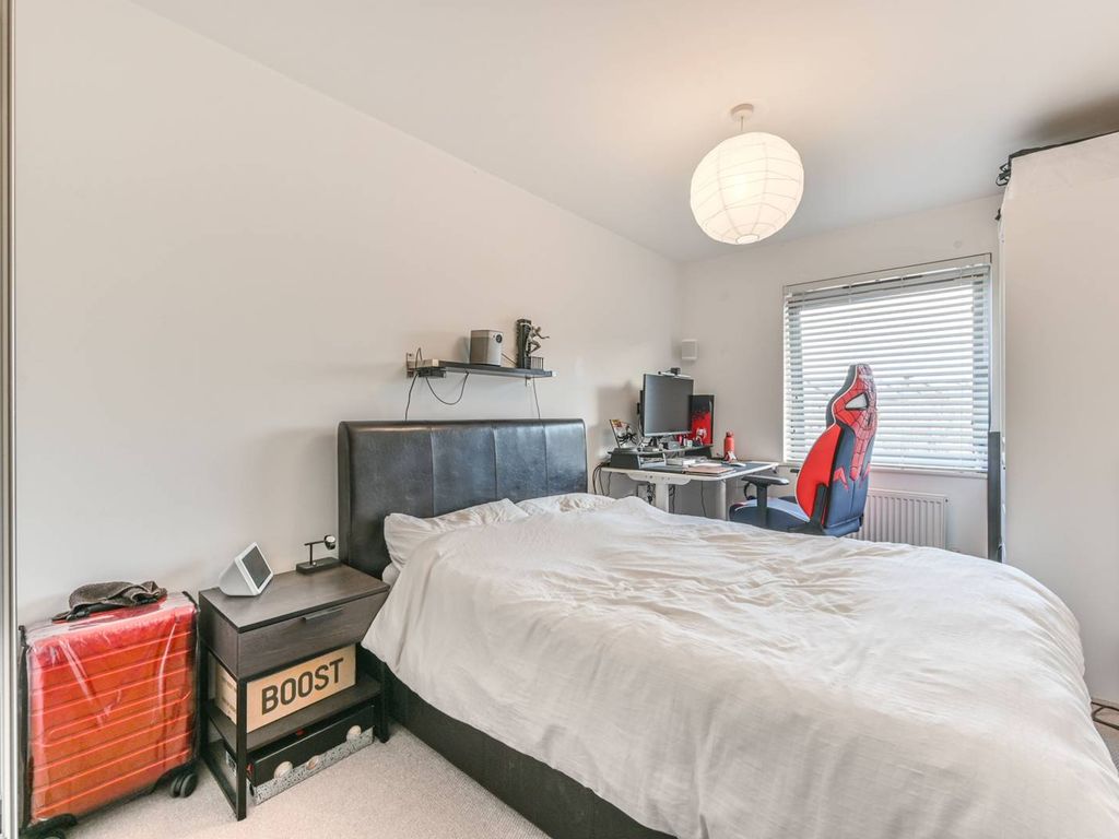 2 bed flat to rent in Battersea Park Road, Battersea, London SW11, £2,397 pcm