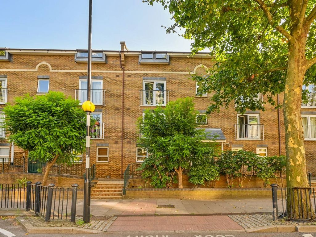 2 bed flat to rent in Verwood Lodge, Isle Of Dogs, London E14, £2,300 pcm