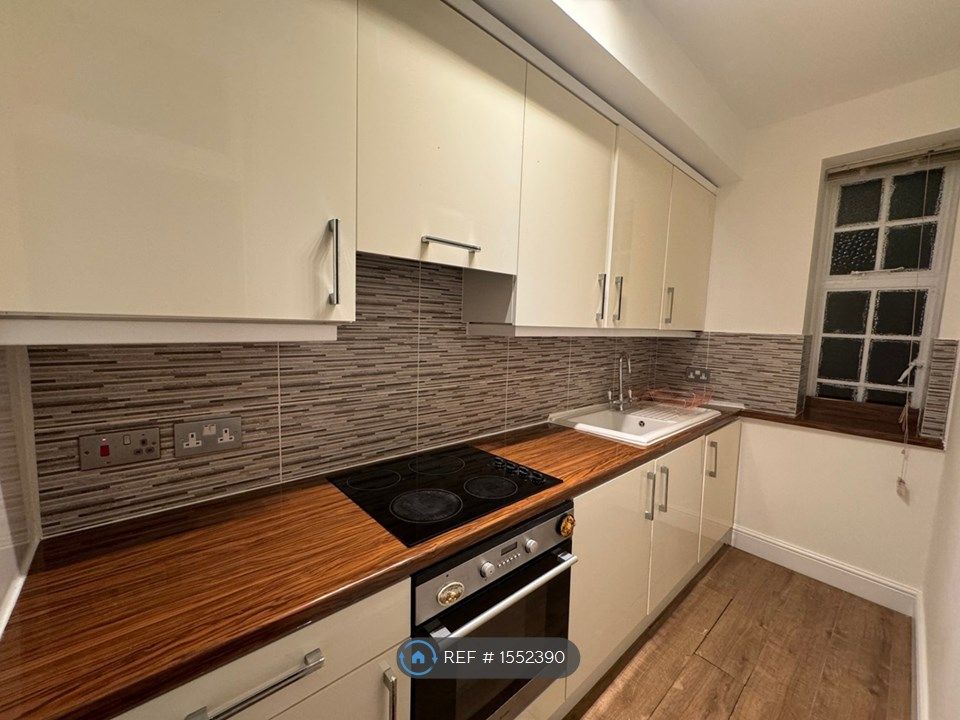 1 bed flat to rent in Hillside Court, London NW3, £2,000 pcm