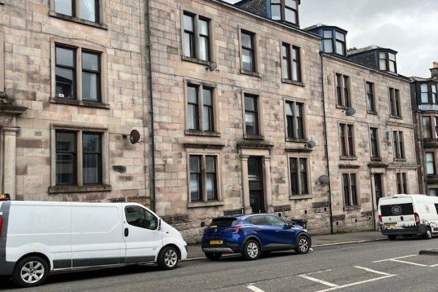 2 bed flat to rent in South Street, Greenock PA16, £600 pcm