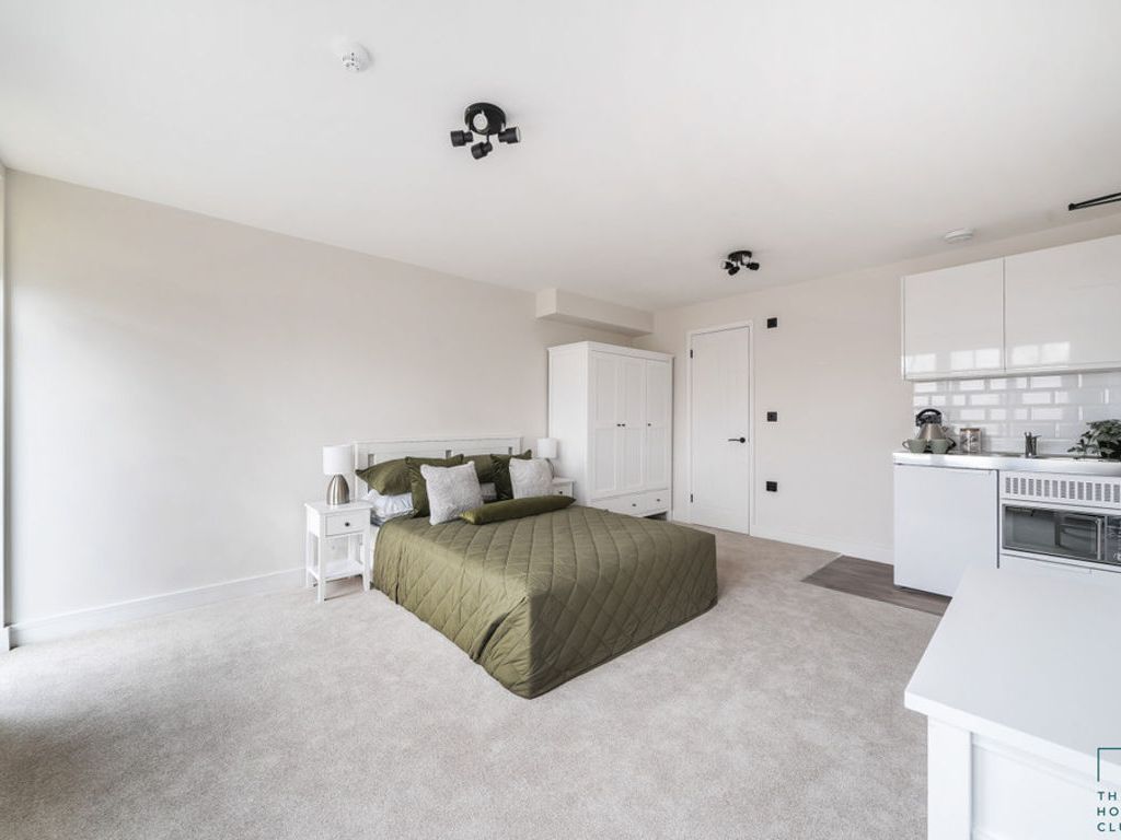 Room to rent in High Street, Aldershot GU12, £1,000 pcm