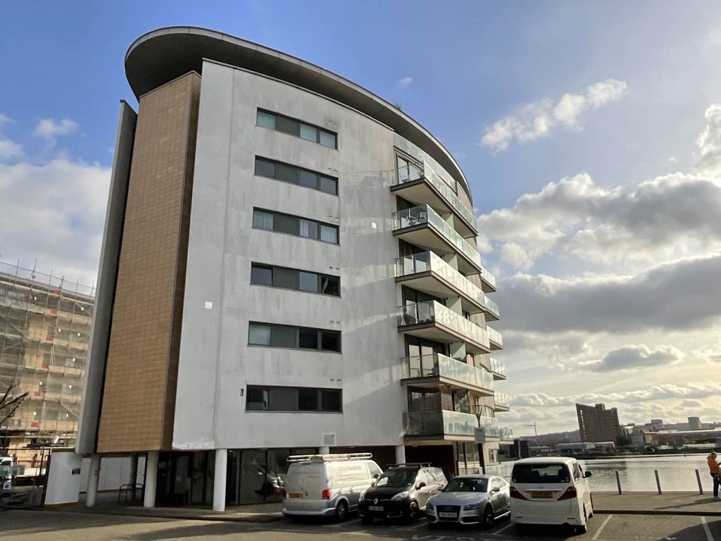 1 bed flat to rent in The Mast, 2 Albert Basin Way, London E16, £1,400 pcm