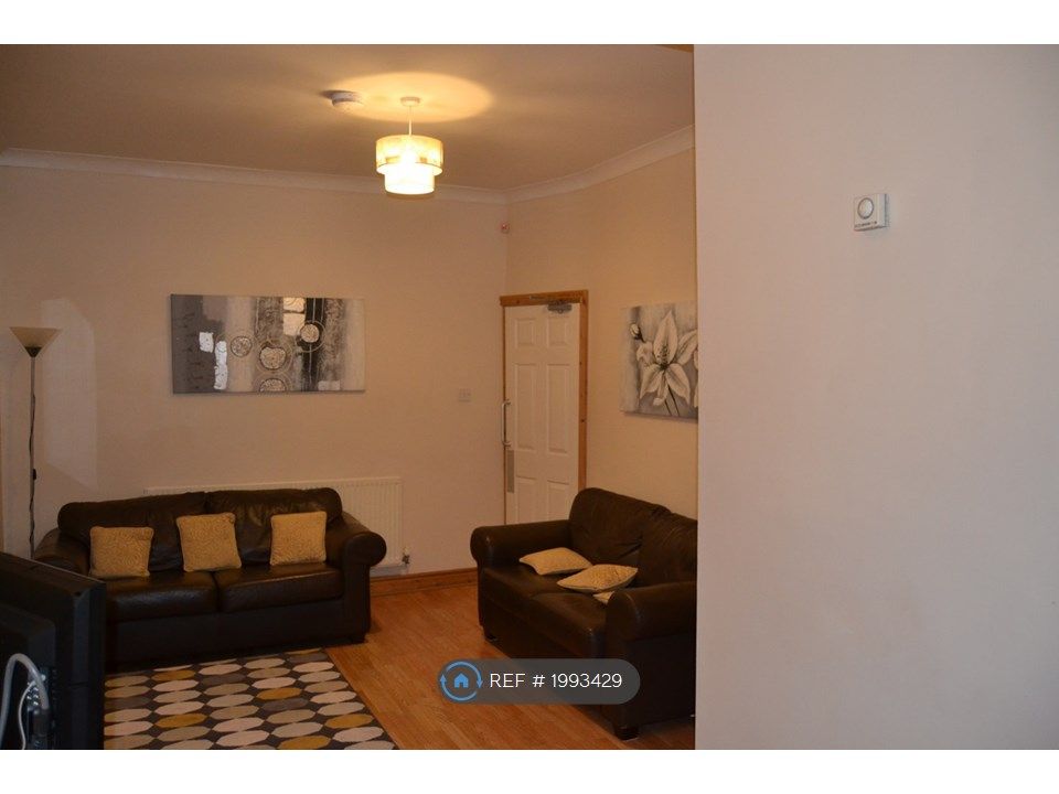 Room to rent in Ashton Street, Preston PR2, £390 pcm