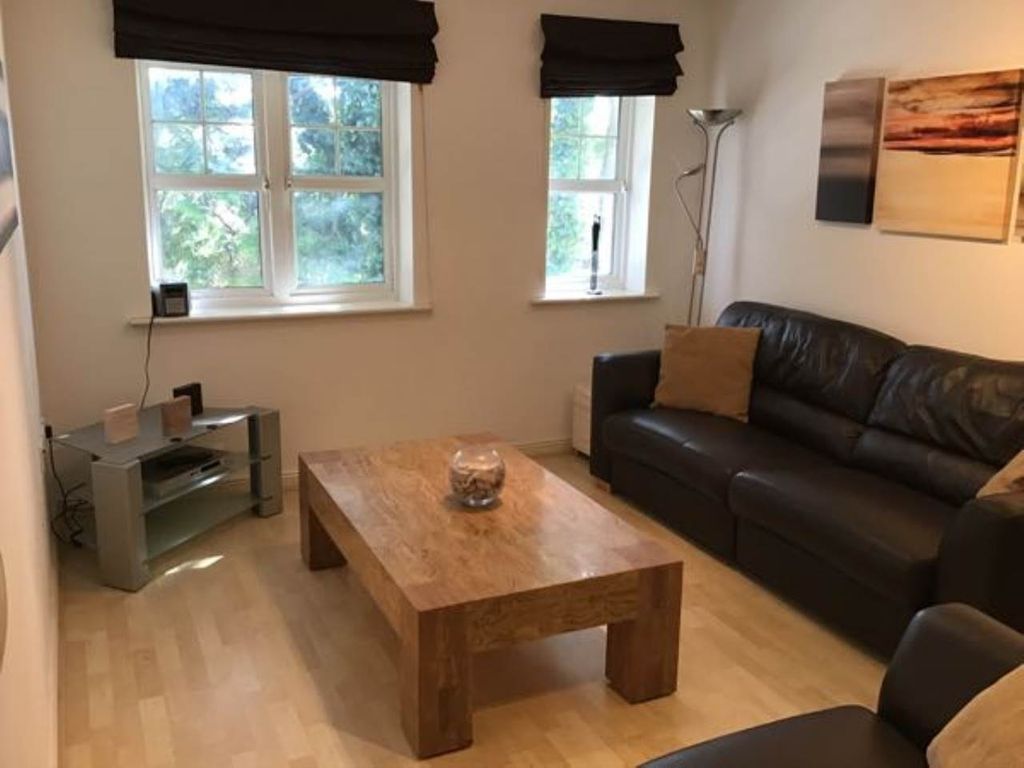 2 bed flat to rent in Park Street, Bridgend CF31, £750 pcm