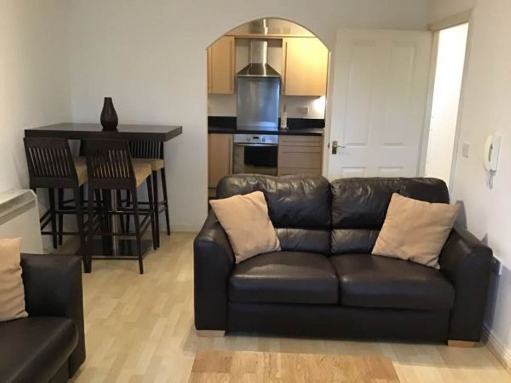 2 bed flat to rent in Park Street, Bridgend CF31, £750 pcm