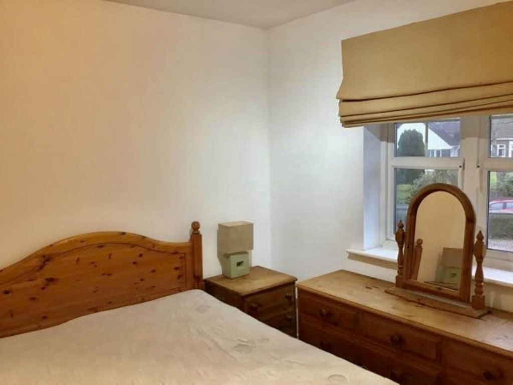 2 bed flat to rent in Park Street, Bridgend CF31, £750 pcm