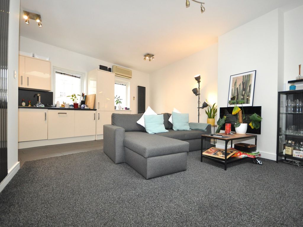 2 bed flat to rent in Lansdown Crescent Lane, Lansdown, Cheltenham GL50, £1,250 pcm