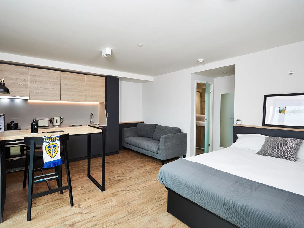 Room to rent in Cross Belgrave Street, Leeds, United Kingdom LS2, £1,296 pppm