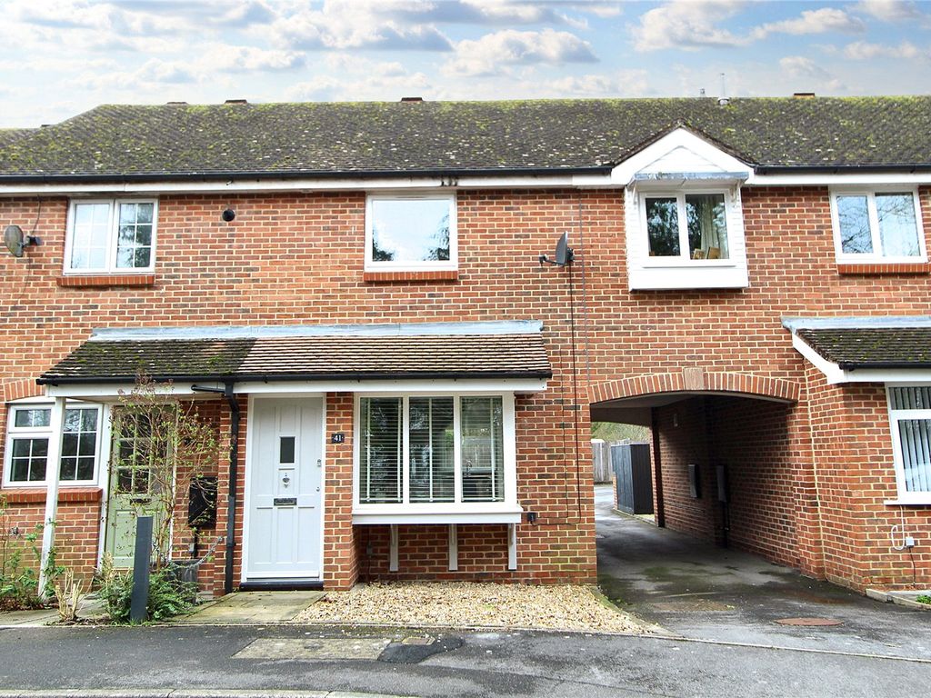 3 bed terraced house to rent in Oakwood Close, Midhurst, West Sussex GU29, £1,600 pcm