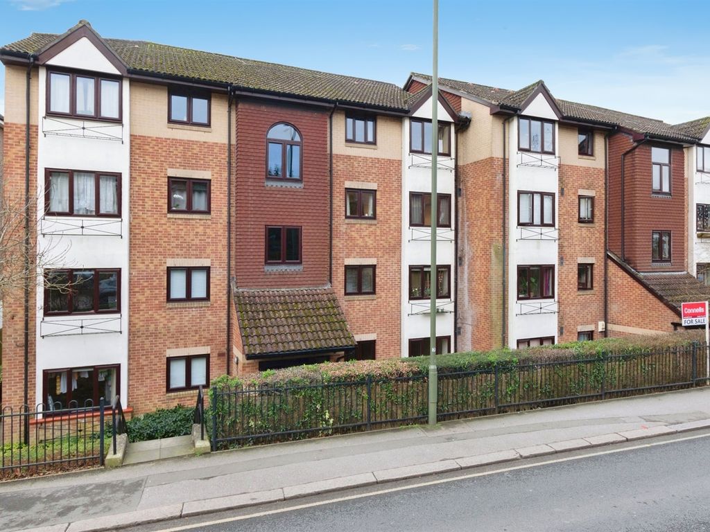 1 bed flat for sale in Station Road, Redhill RH1, £215,000