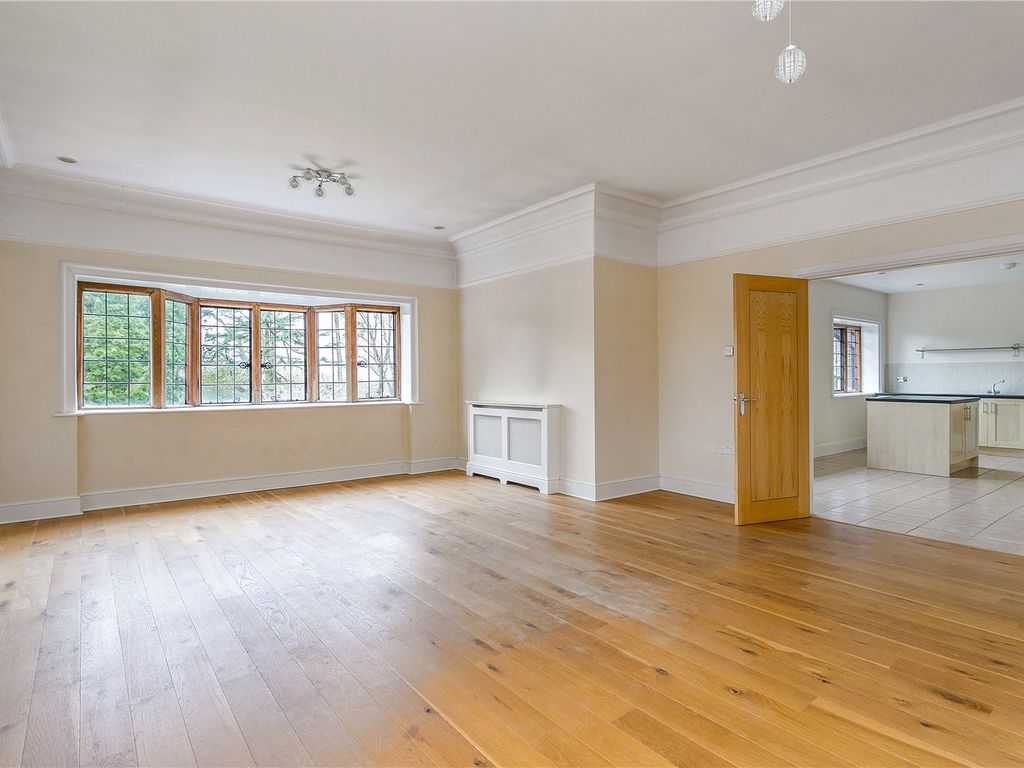 3 bed flat for sale in Stretton Close, Penn, High Wycombe, Buckinghamshire HP10, £525,000