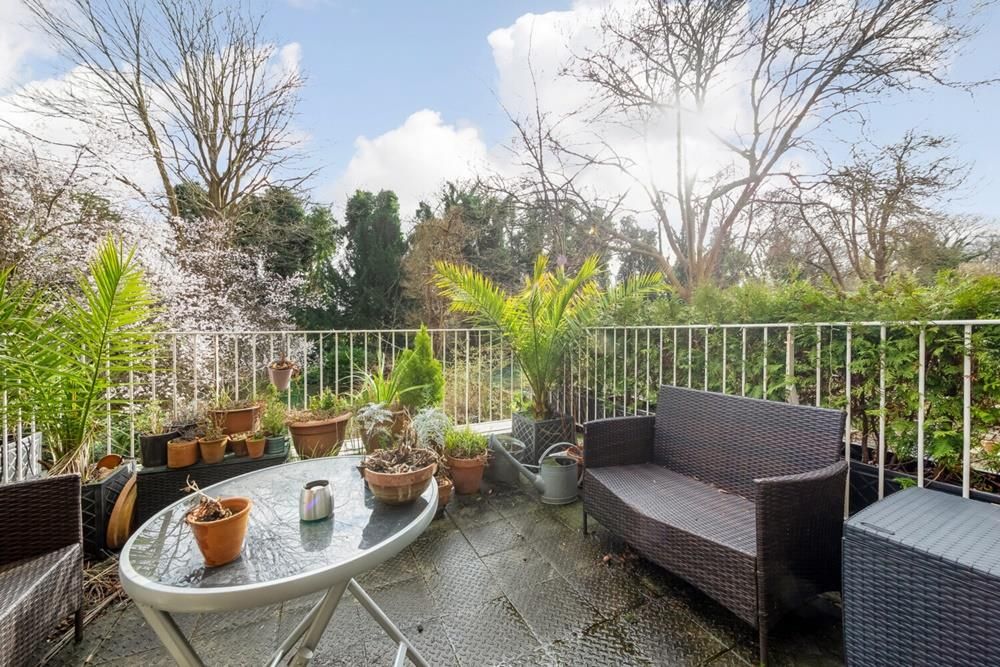 2 bed flat for sale in Thicket Road, Anerley, London SE20, £650,000