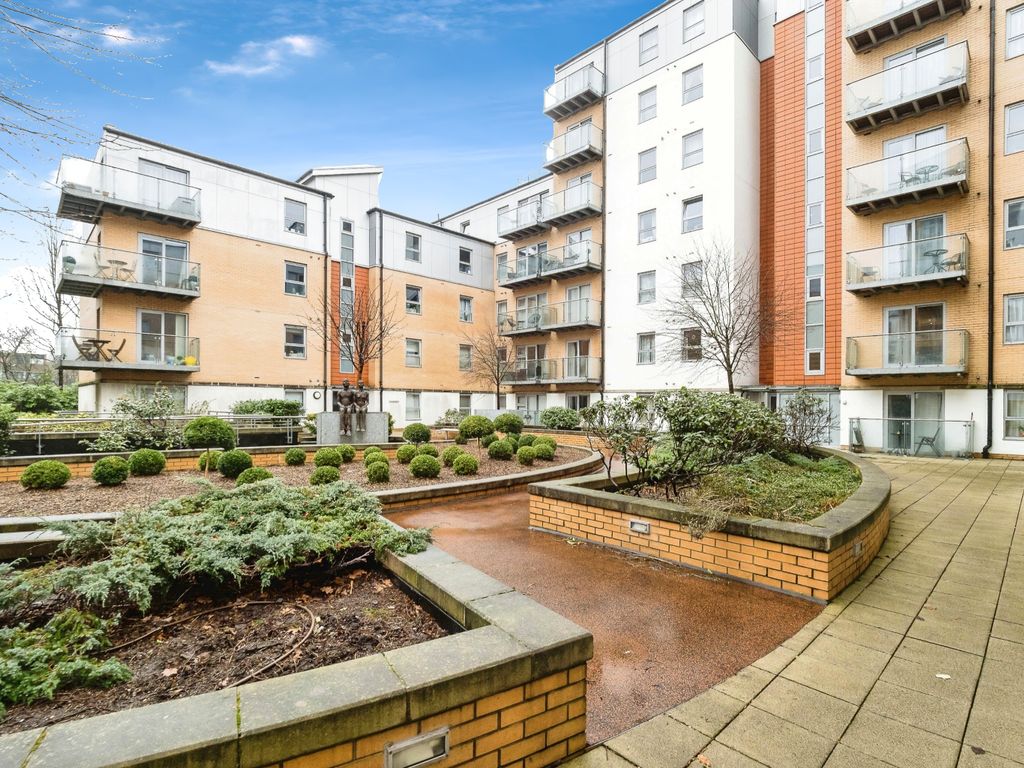 1 bed flat for sale in Queen Mary Avenue, London E18, £300,000
