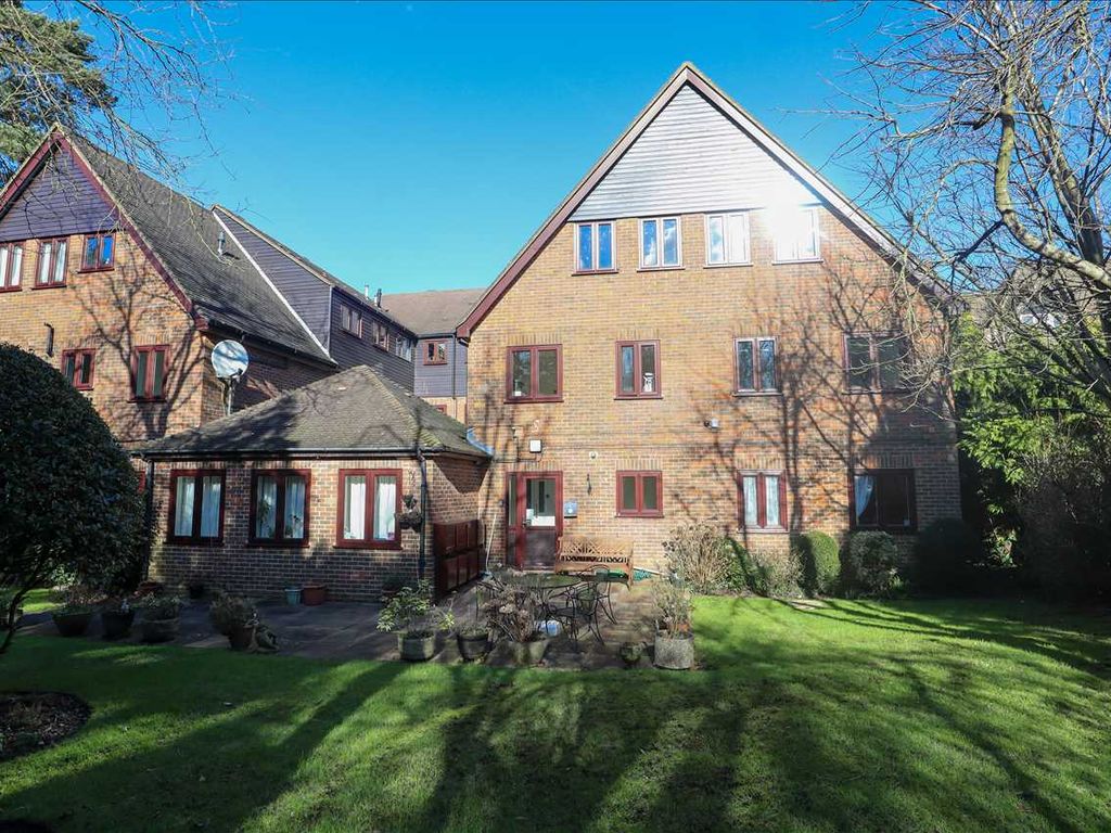 2 bed flat for sale in Coulsdon Road, Old Coulsdon, Coulsdon CR5, £230,000