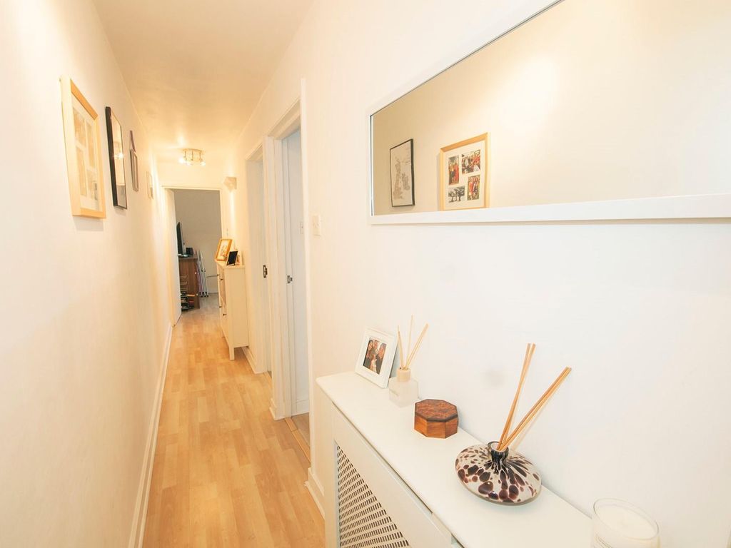 1 bed flat for sale in Mile End Road, London E1, £365,000