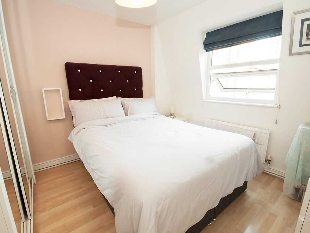 1 bed flat for sale in Mile End Road, London E1, £365,000