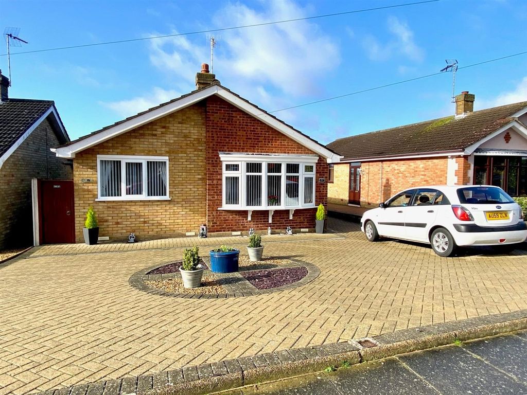 2 bed bungalow for sale in Claydon Drive, Oulton Broad, Lowestoft, Suffolk NR32, £270,000
