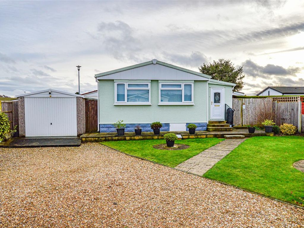 2 bed mobile/park home for sale in The Orchards Park, Ruskington, Sleaford NG34, £105,000