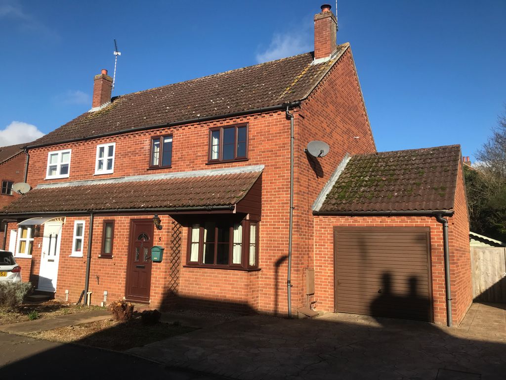 3 bed semi-detached house to rent in Olivia Close, Fakenham NR21, £1,250 pcm