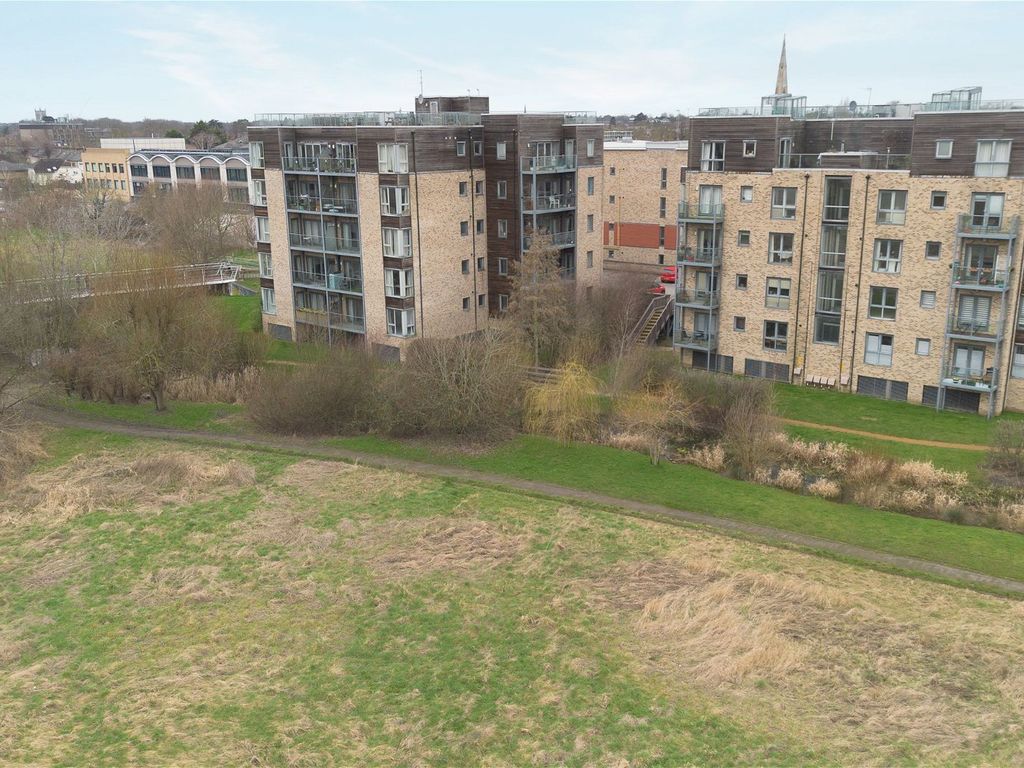 2 bed flat for sale in Fitzgerald Place, Cambridge CB4, £425,000