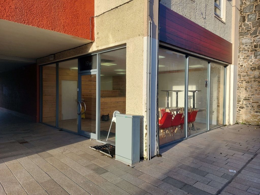 Retail premises to let in 19W Bank Street, Irvine KA12, £12,500 pa