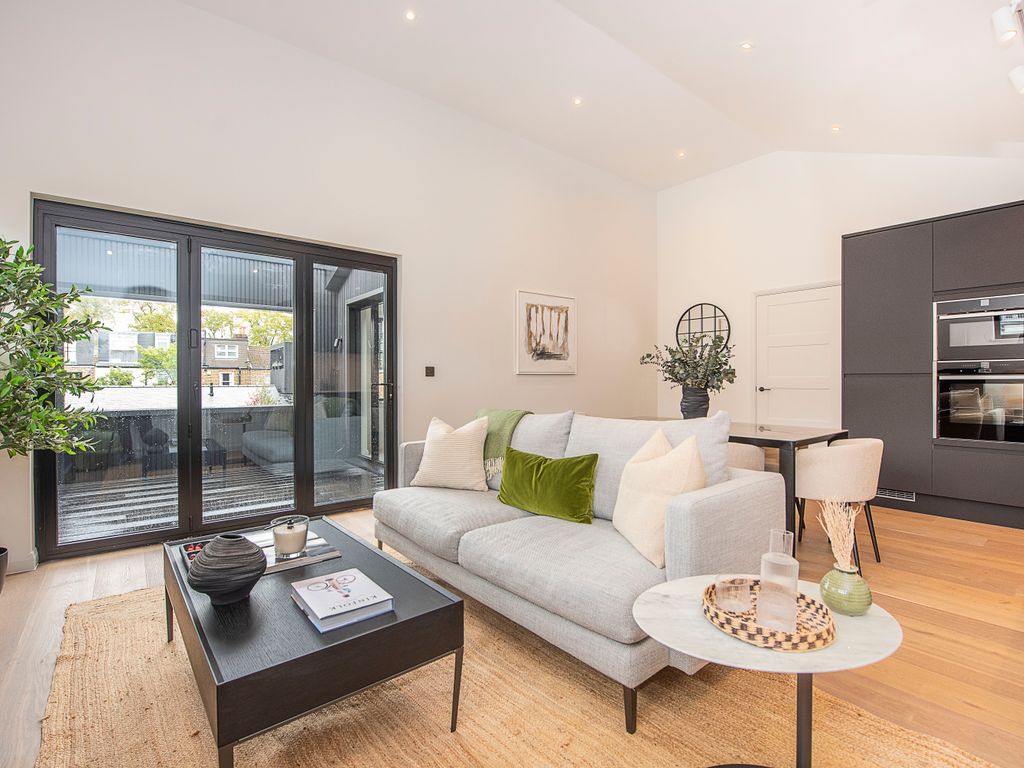 2 bed flat for sale in Caxton Road, London SW19, £700,000