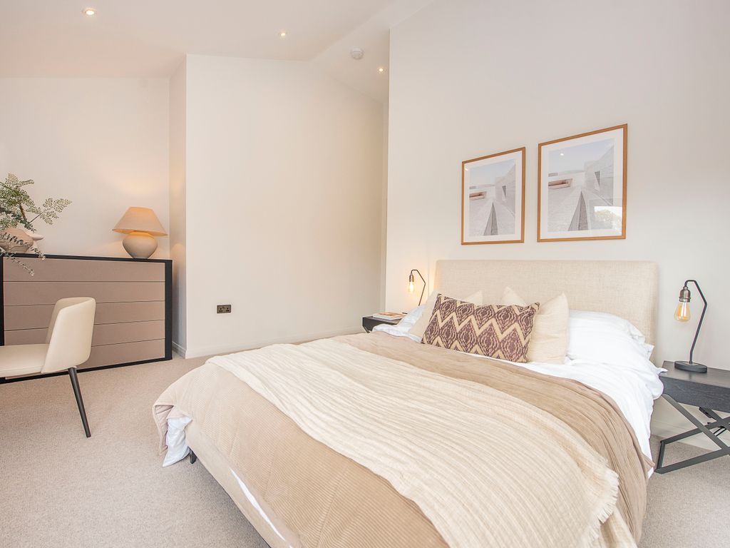 2 bed flat for sale in Caxton Road, London SW19, £700,000