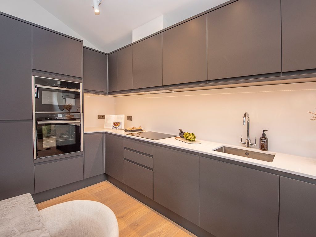 2 bed flat for sale in Caxton Road, London SW19, £700,000