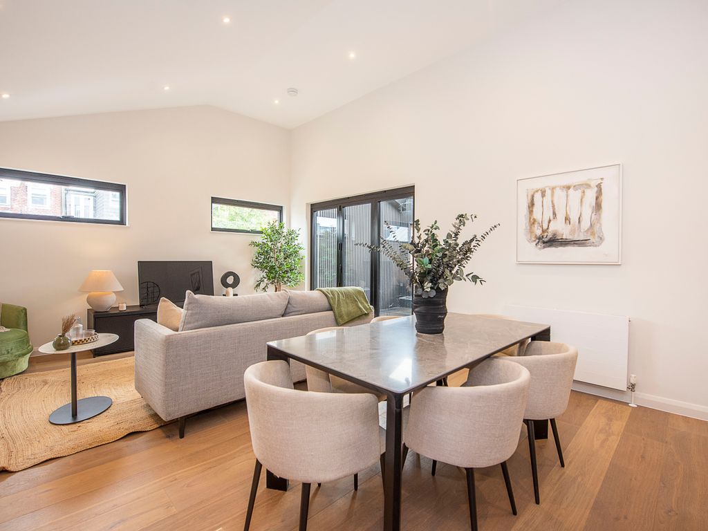 2 bed flat for sale in Caxton Road, London SW19, £700,000