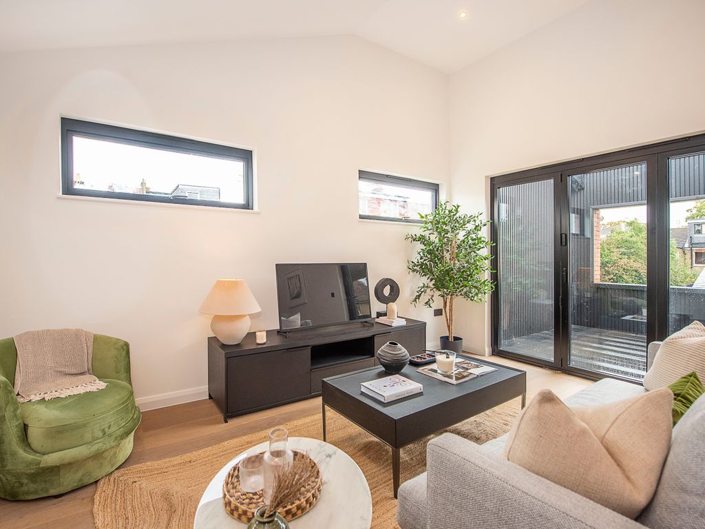 2 bed flat for sale in Caxton Road, London SW19, £700,000