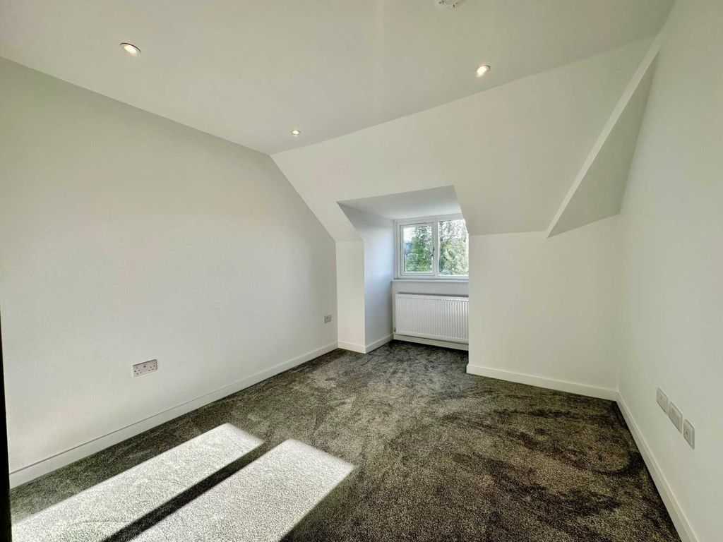 2 bed flat to rent in Woodside Park Road, Woodside Park, London N12, £2,000 pcm