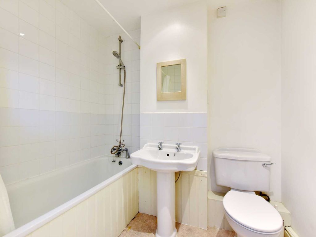 1 bed flat for sale in Hardwick Green, Ealing W13, £367,500