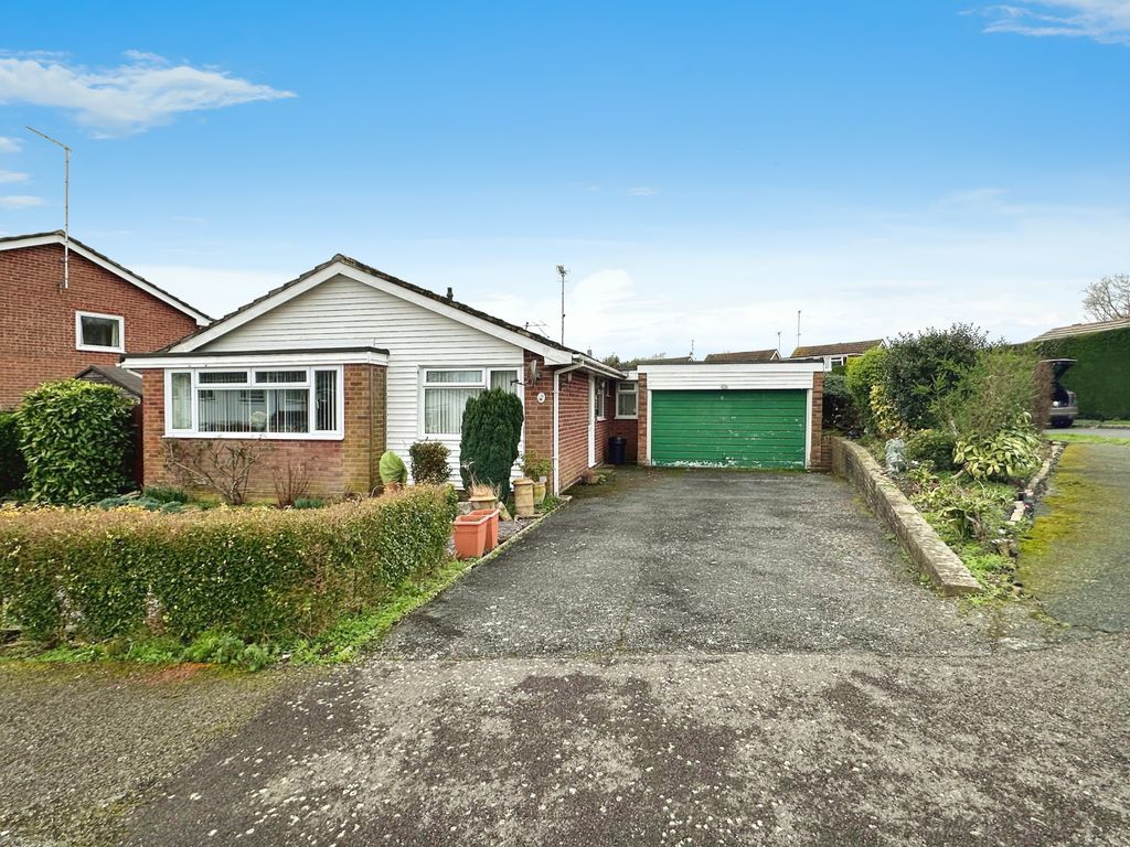 3 bed detached bungalow for sale in Downsview Drive, Wivelsfield Green, Haywards Heath RH17, £550,000