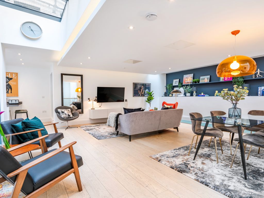 3 bed flat for sale in Lincoln's Inn Fields, London WC2A, £2,600,000