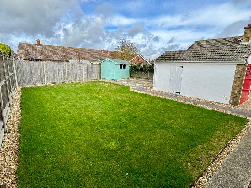 2 bed detached bungalow to rent in Oakwood Road, Hayling Island PO11, £1,400 pcm