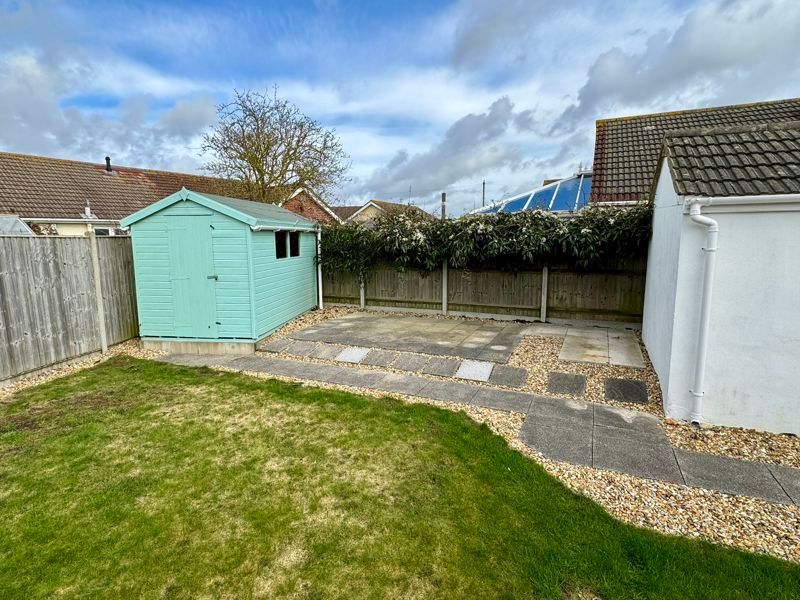 2 bed detached bungalow to rent in Oakwood Road, Hayling Island PO11, £1,400 pcm