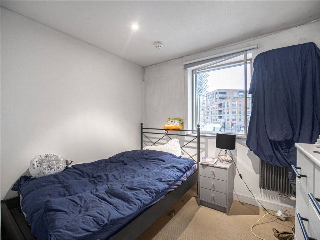 2 bed flat for sale in Bermondsey Square, London SE1, £750,000