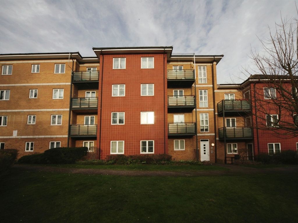 1 bed flat for sale in The Parklands, Dunstable LU5, £150,000